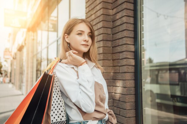 mujer joven, con, bolsas de compras