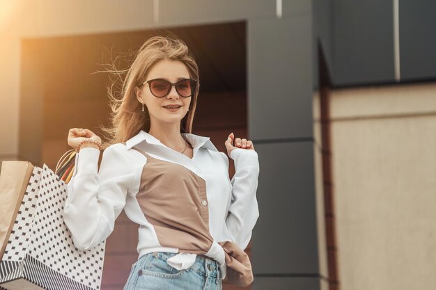 mujer joven, con, bolsas de compras