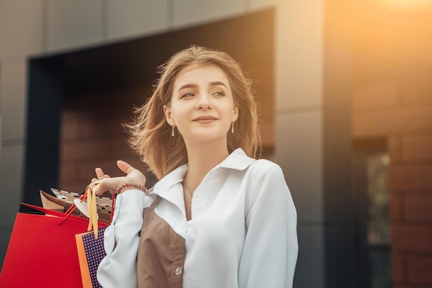 Foto mujer joven, con, bolsas de compras