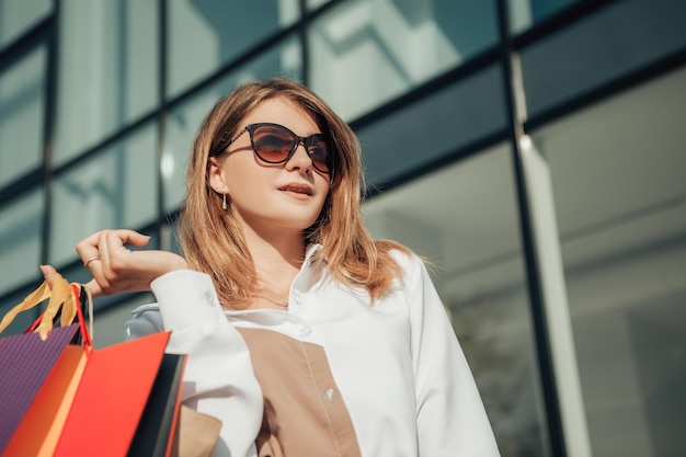 mujer joven, con, bolsas de compras