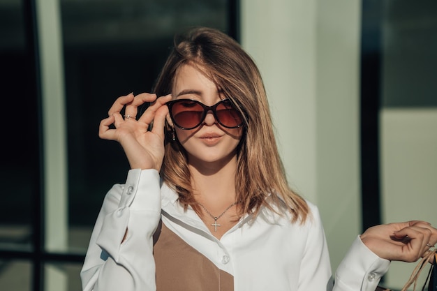 mujer joven, con, bolsas de compras