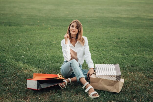 mujer joven, con, bolsas de compras