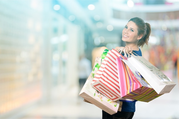 Mujer joven con bolsas de compras