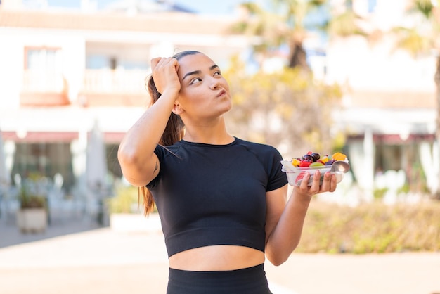 Foto mujer joven y bonita al aire libre