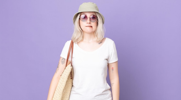 Mujer joven y bonita albina que parece desconcertada y confundida concepto de verano
