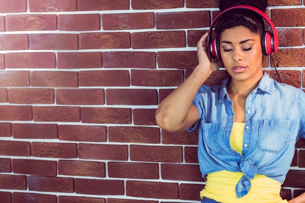 Mujer joven y bonita con auriculares