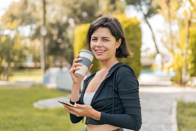 Mujer joven y bonita búlgara al aire libre