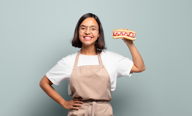 Mujer joven bonita chef con hot dog