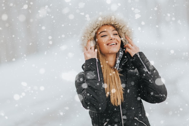 Mujer joven y bonita en un día de invierno