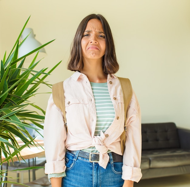 Mujer joven bonita estudiante en casa