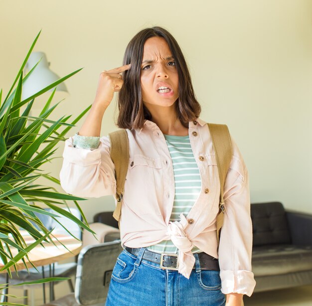 Mujer joven bonita estudiante en casa