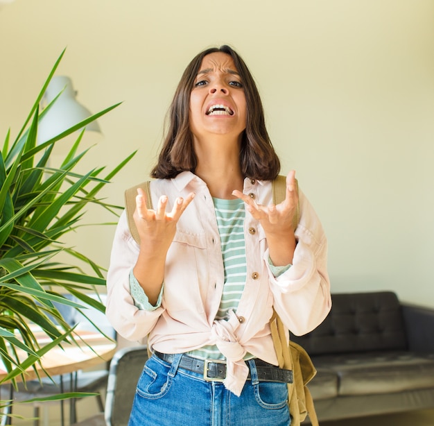 Foto mujer joven bonita estudiante en casa