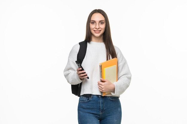 Foto mujer joven bonita estudiante con mochila y cuadernos. aislado en la pared blanca