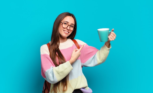 Mujer joven bonita estudiante mujer con una taza de café