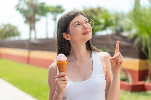 Mujer joven y bonita estudiante ucraniana al aire libre