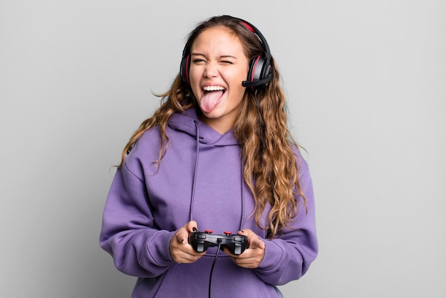 Foto mujer joven y bonita hispana jugando un juego con auriculares y un concepto de jugador de control