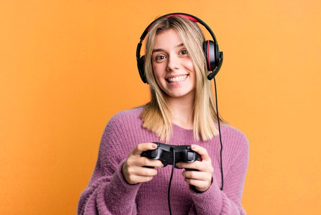 Mujer joven y bonita jugadora con auriculares y un controlador