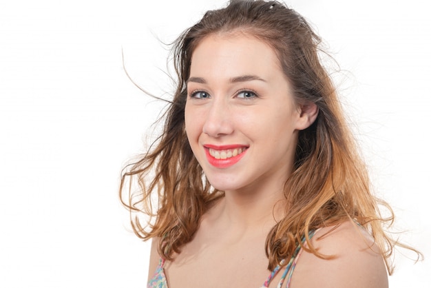 Mujer joven y bonita con el pelo largo en el fondo blanco