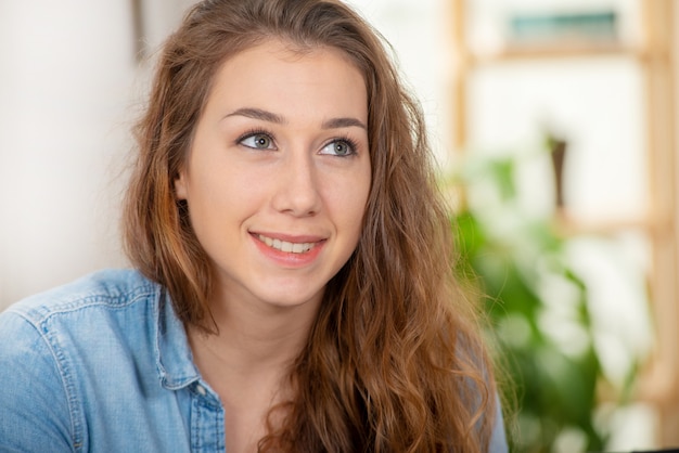 Mujer joven y bonita con pelo largo.