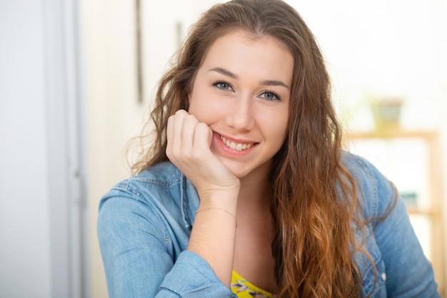 Mujer joven y bonita con pelo largo.