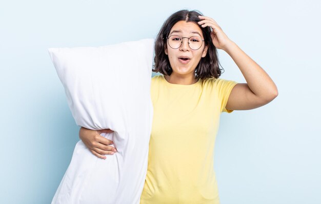 Mujer joven y bonita que parece feliz, asombrada y sorprendida. concepto de cama