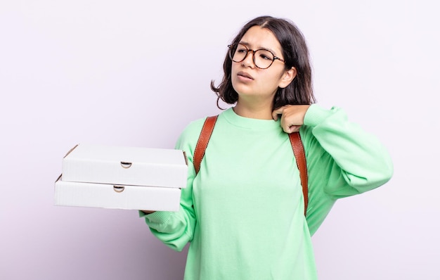 Mujer joven y bonita que se siente estresada, ansiosa, cansada y frustrada. llevar concepto