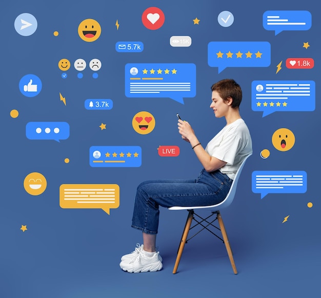 Mujer joven y bonita usando el teléfono móvil para comprobar las redes sociales