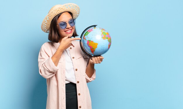 Mujer joven bonita viajera con un mapa del mundo. concepto de viaje o vacaciones