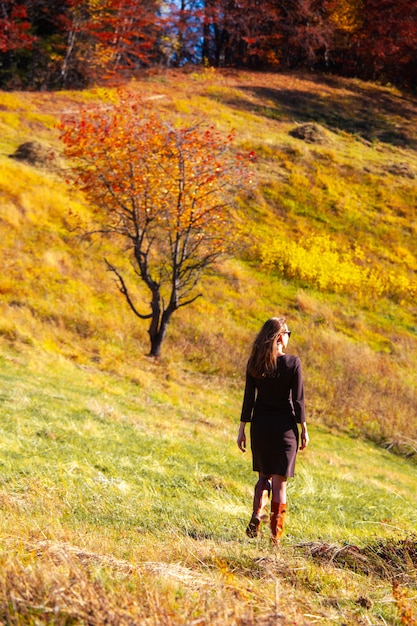 Mujer joven en el bosque de otoño