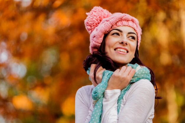 Mujer joven en el bosque de otoño