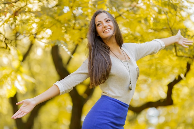 Mujer joven en el bosque de otoño