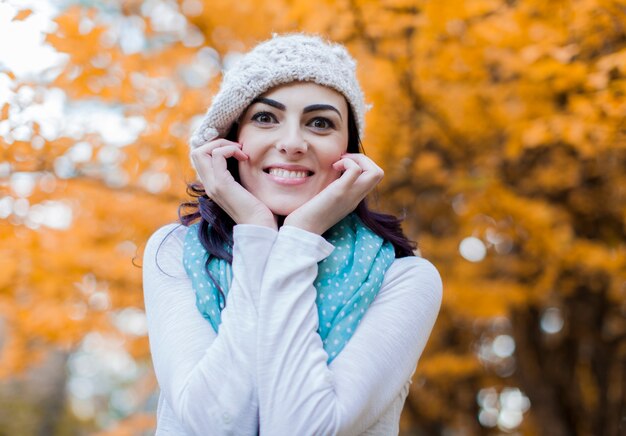 Mujer joven en el bosque de otoño