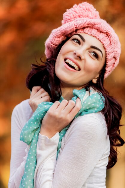 Mujer joven en el bosque de otoño