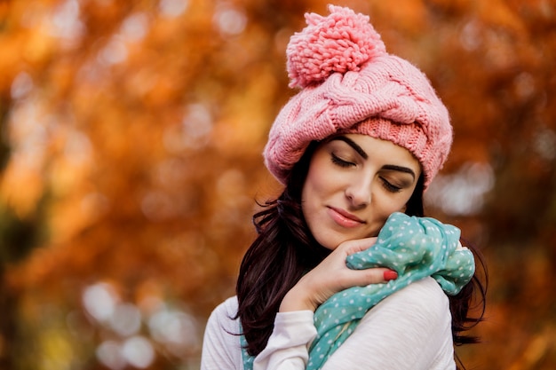 Mujer joven en el bosque de otoño