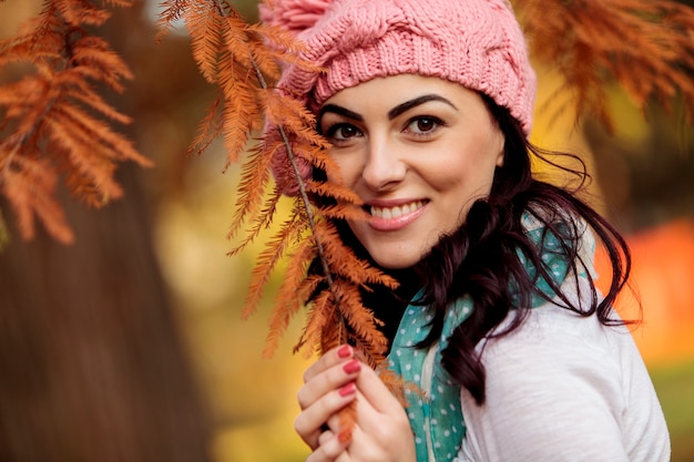 Mujer joven en el bosque de otoño