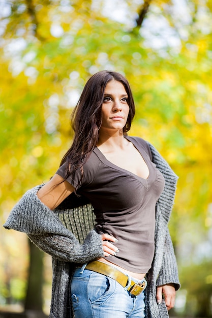 Mujer joven en el bosque de otoño