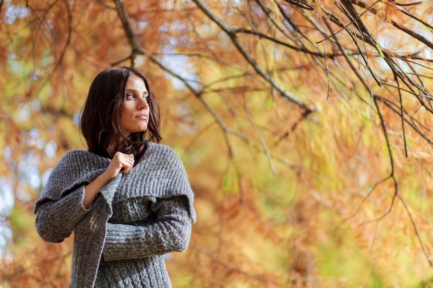 Mujer joven en el bosque de otoño