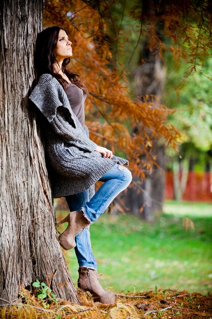 Mujer joven en el bosque de otoño