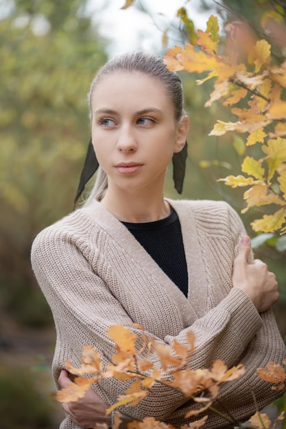 Mujer joven en el bosque