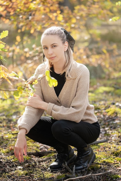 Mujer joven en el bosque