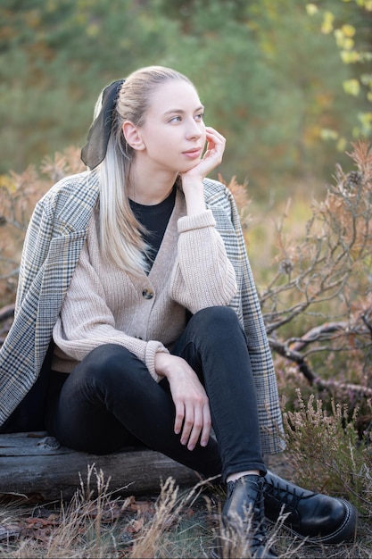 Mujer joven en el bosque