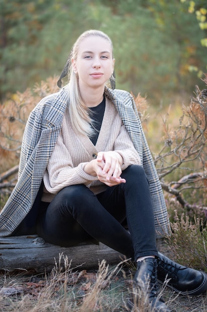 Mujer joven en el bosque