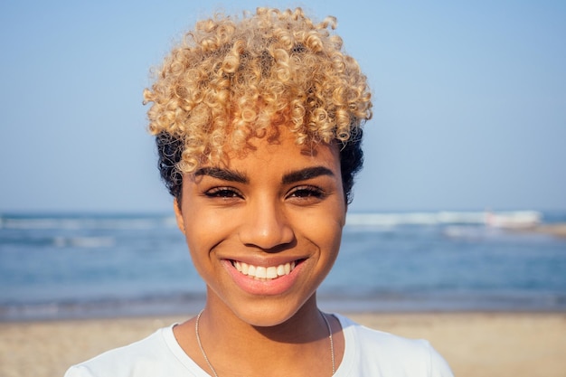 Mujer joven de Brasil latino en la playa al amanecer