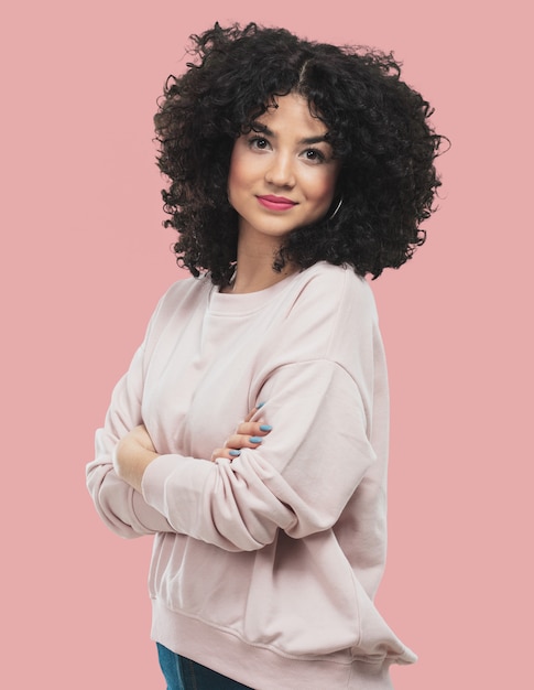 Mujer joven con los brazos cruzados.