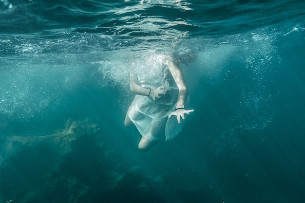 Mujer joven, buceo, con, un, vestido blanco