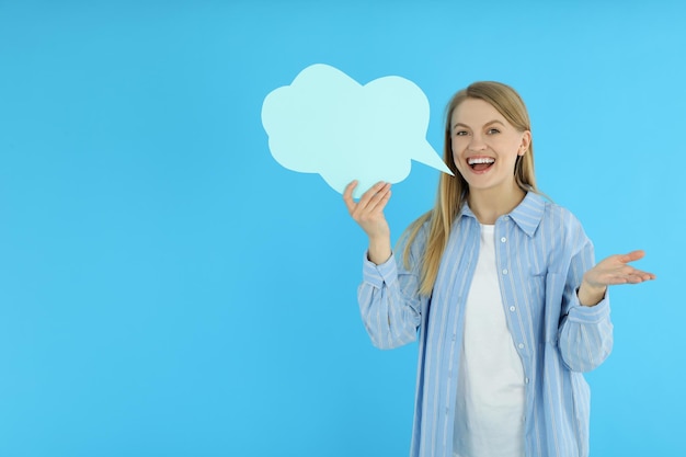 mujer joven, con, burbuja del discurso, en, fondo azul