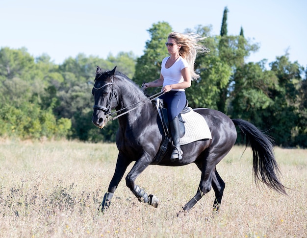 Mujer joven a caballo en la naturaleza