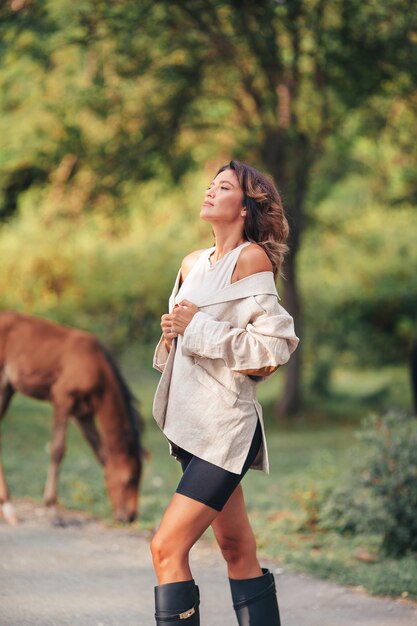 Mujer joven, con, caballo salvaje, aire libre