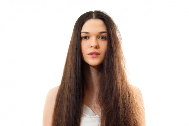 Mujer joven con cabello bien cuidado peinado y descuidado problema