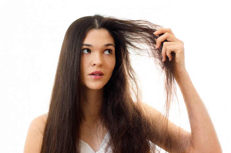 Mujer joven con cabello bien cuidado peinado y descuidado problema